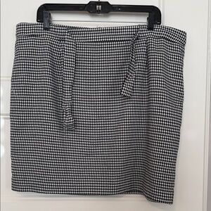 LOFT Black and White Houndstooth Pencil Skirt